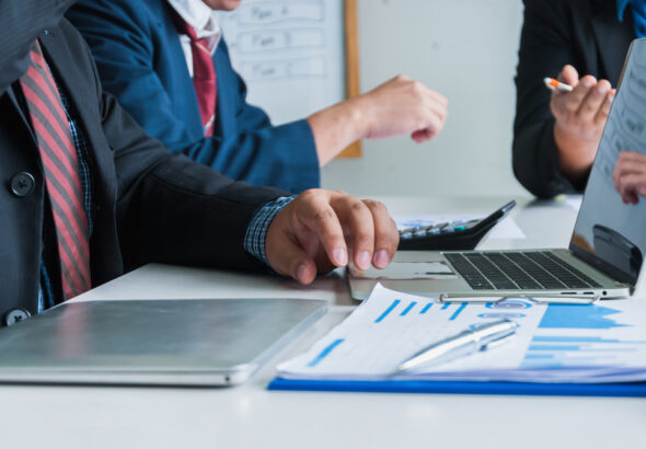 Soft,And,Smooth,Focus,businessmen,And,The,Team,Are,Discussing,With