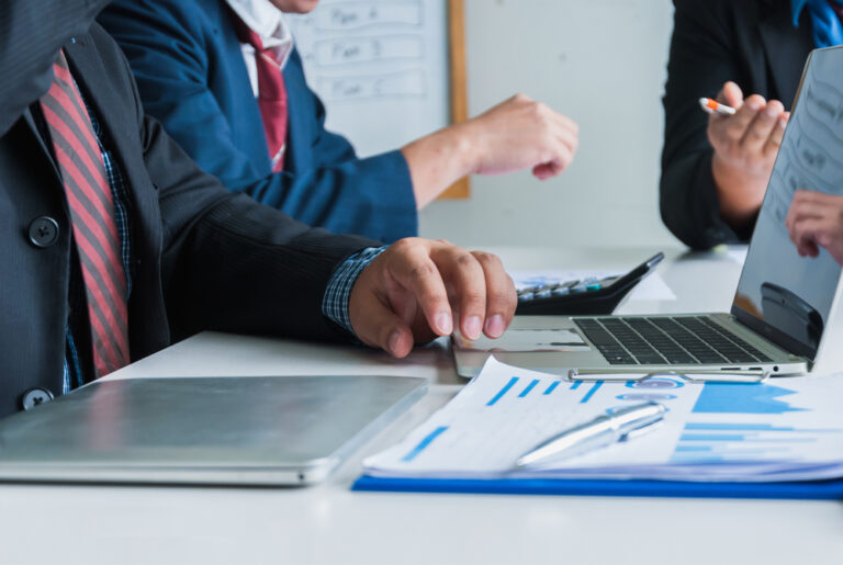 Soft,And,Smooth,Focus,businessmen,And,The,Team,Are,Discussing,With